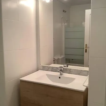 Apto Con Piscina. No Uses Coche Vacaciones. Apartment *